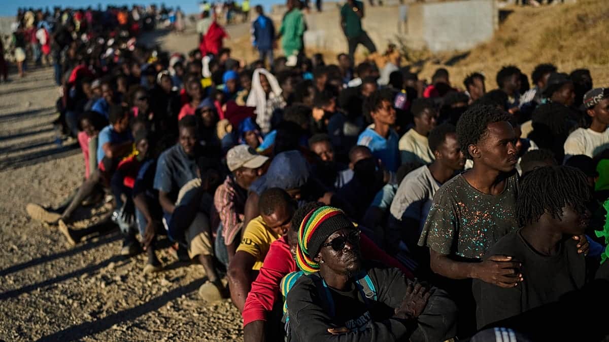 Unos 4.000 inmigrantes siguen en las calles de Ceuta mientras estalla el escándalo de los menores maltratados