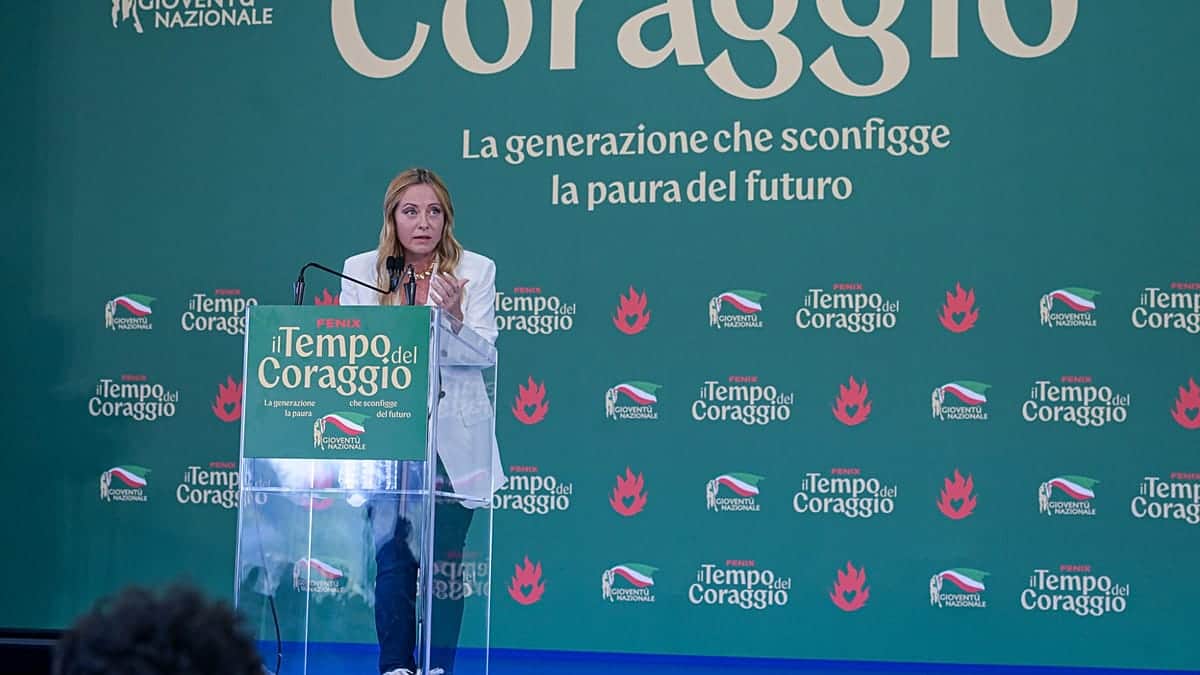 Meloni veta el burka y el hiyab en la escuela y limita a los extranjeros en clase frente a Europa