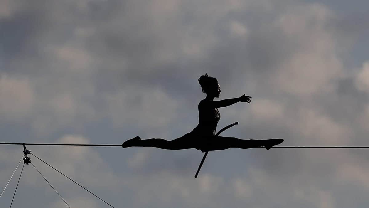 Equilibrista recorre 400 metros entre las mayores escombreras de Europa