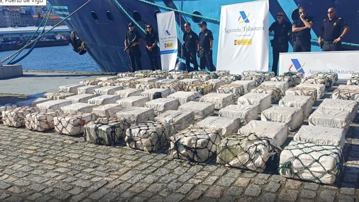 Caen 5 narcos, 4 latinoamericanos, con 2 toneladas de cocaína en un narcovelero a 400 millas de Galicia