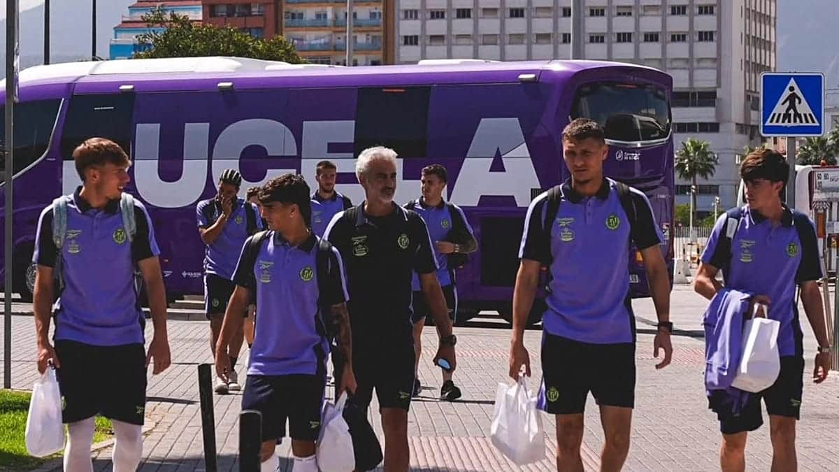 Un menor inmigrante se esconde bajo el autobús del Valladolid para salir de Ceuta