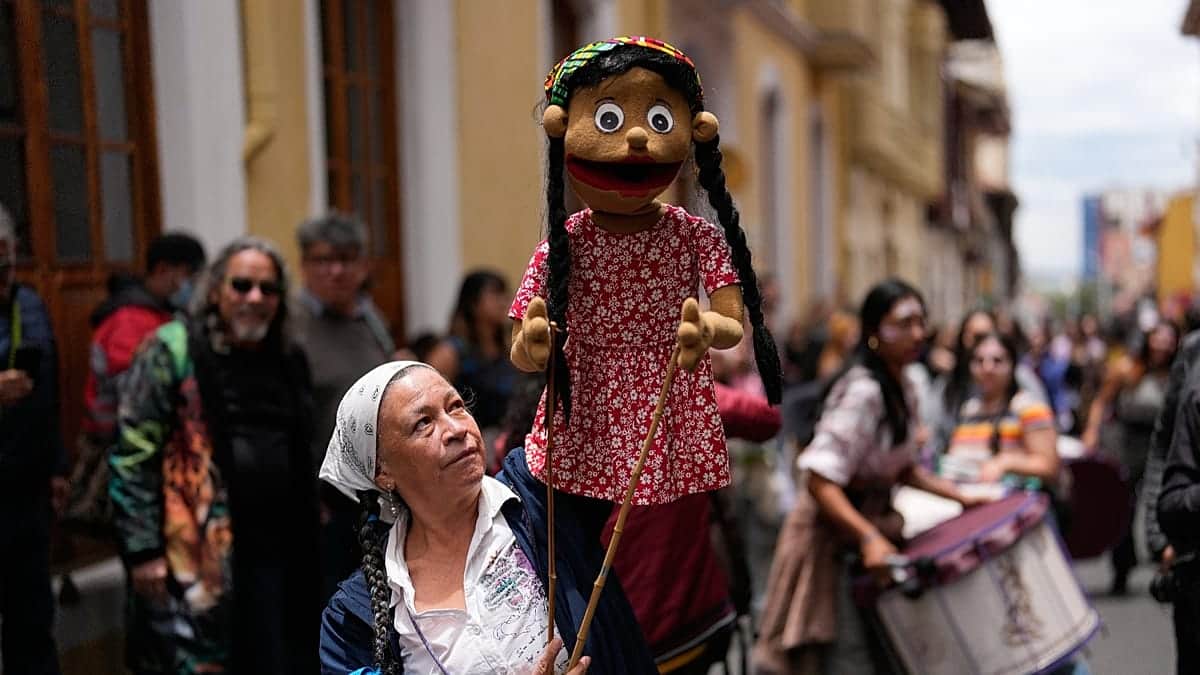 Artistas protestan contra los recortes culturales con música, danza y títeres en Bogotá