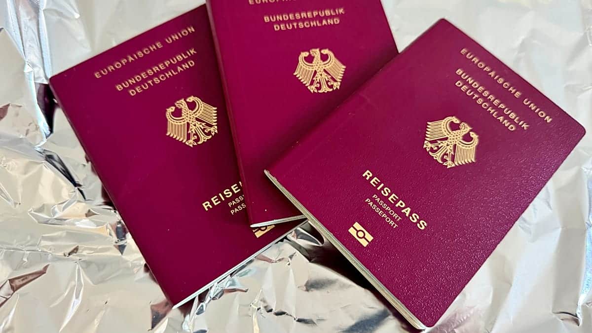 ¿Proteger el pasaporte con papel de aluminio frente a los hackers? La nueva moda se hace viral