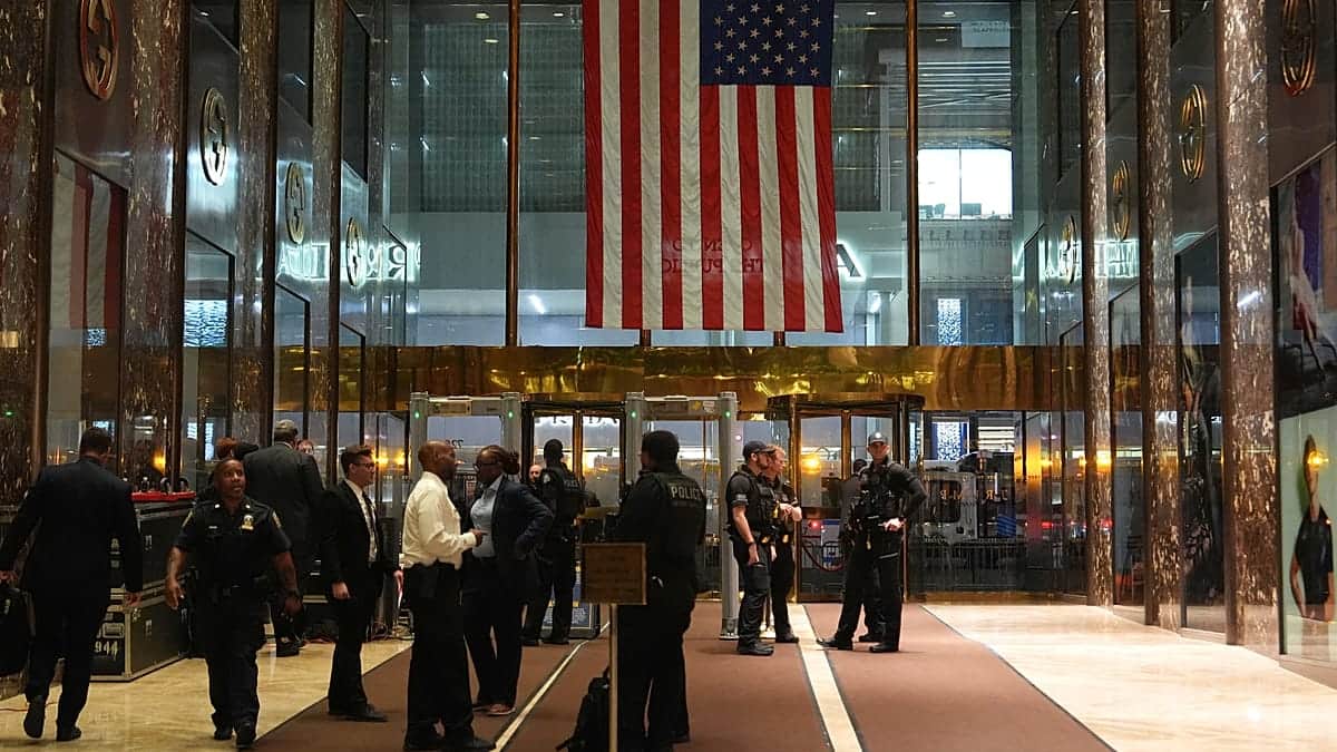 Macron recorre a pie las concurridas calles de Nueva York hasta la Trump Tower