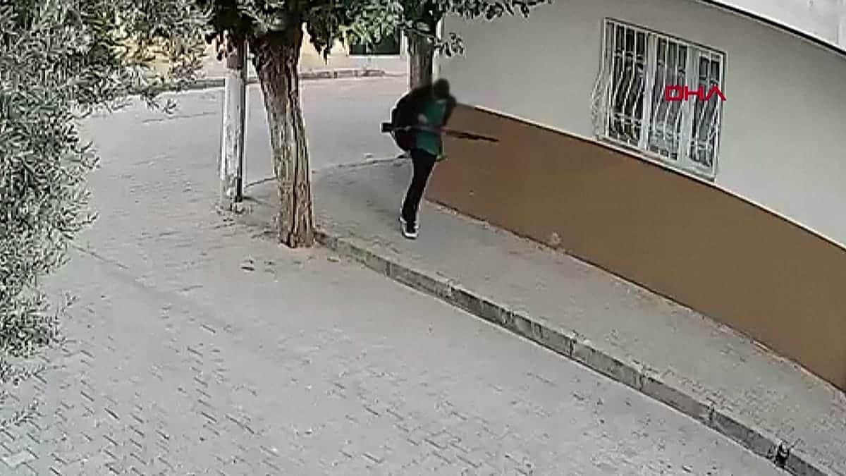 VÍDEO: El atacante armado huye tras abrir fuego cerca de una escuela en Turquía