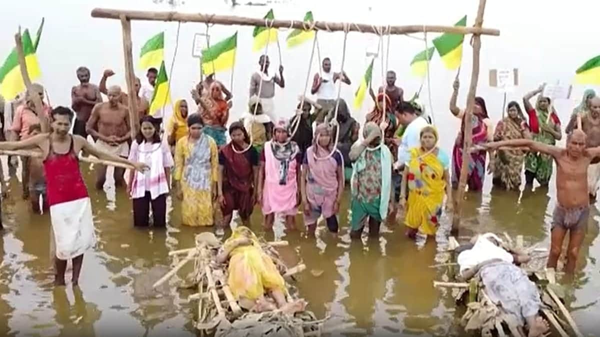 Campesinos indios celebran "funerales de agua" contra un proyecto para unir ríos