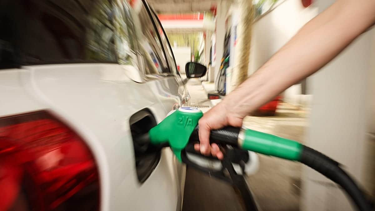 Francia, precios del combustible al alza y enfado de los votantes en la campaña presidencial