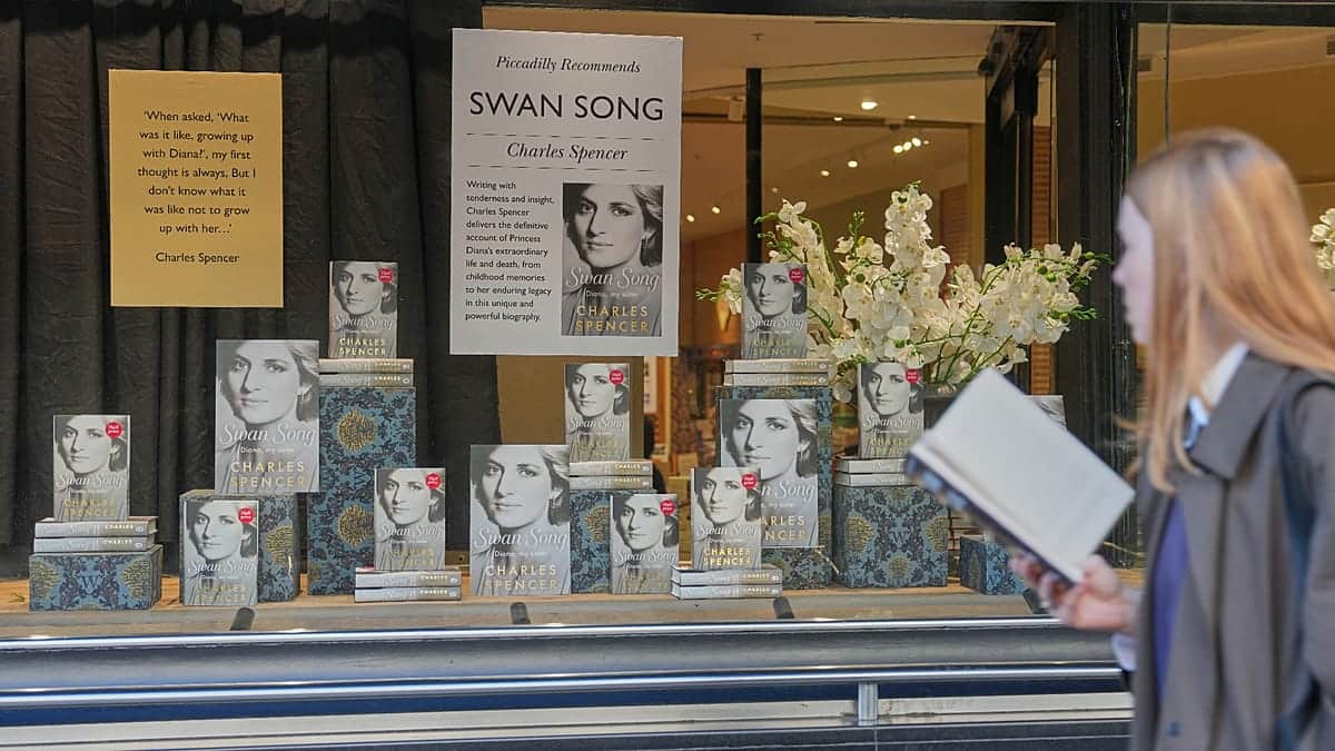 Las memorias de la princesa Diana llegan a las librerías en medio de tensión en la familia real