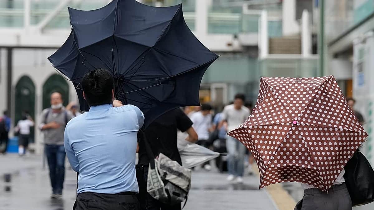 Calles inundadas y labores de rescate mientras el tifón Dujuan golpea Japón
