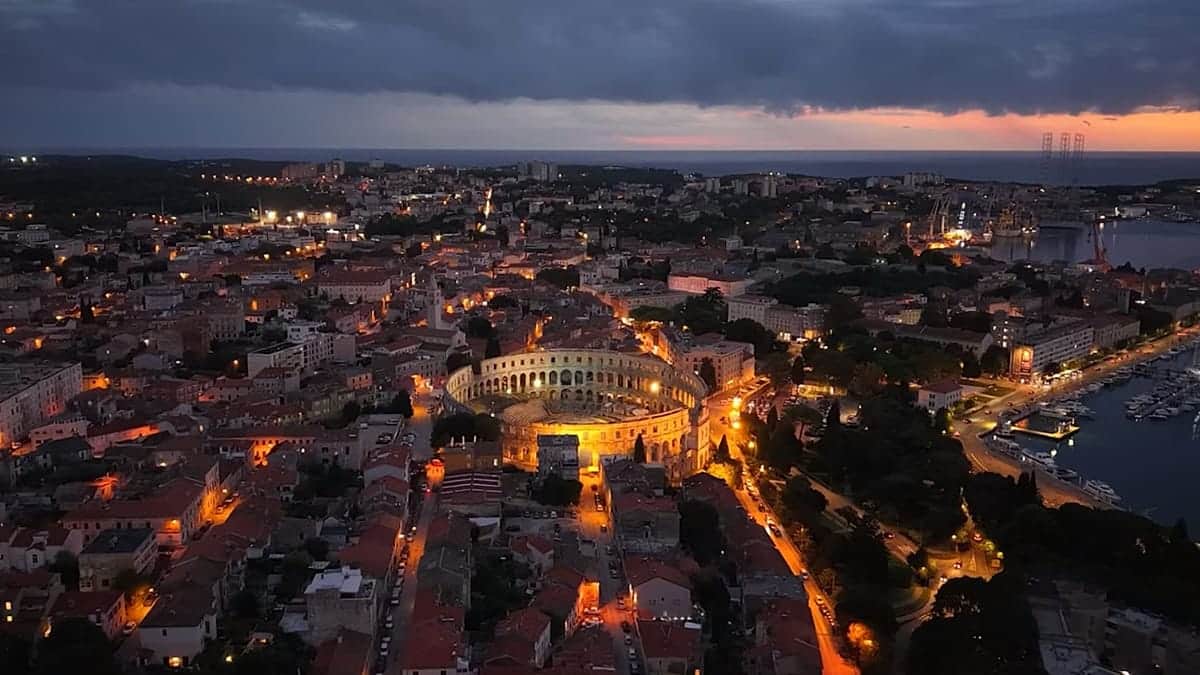 La antigua ciudad romana de Pula se transforma con el arte lumínico contemporáneo