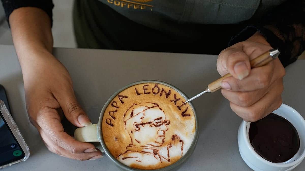 El papa León XIV inspira cafés con arte latte antes de su visita a Latinoamérica