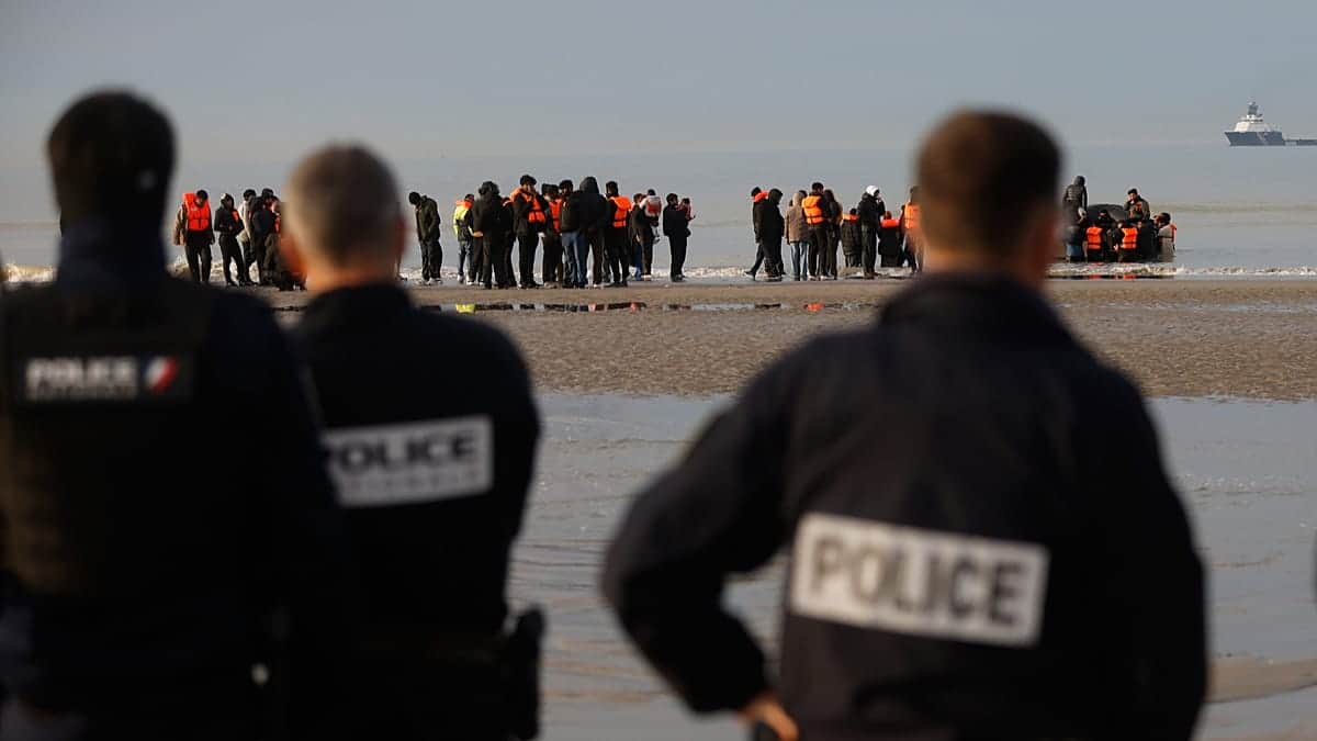 La Policía británica detiene a 6 manifestantes contra la llegada de una patera