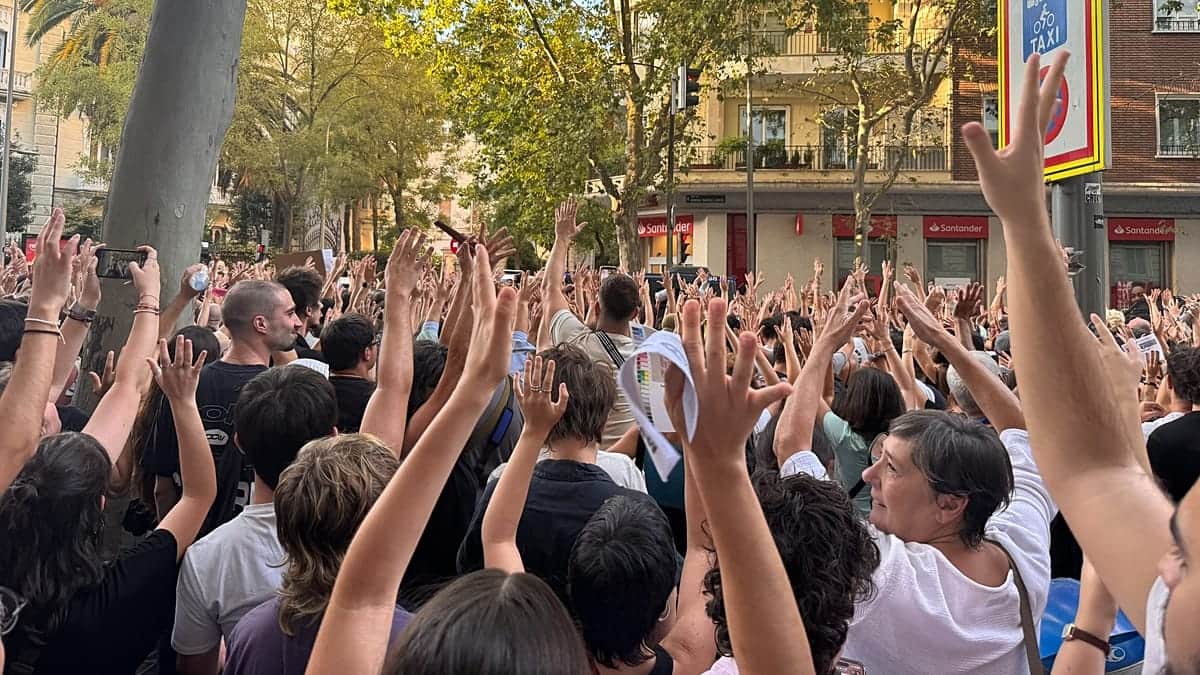 Miles de personas protestan en España por el desahucio de Maricarmen: "No estás sola"