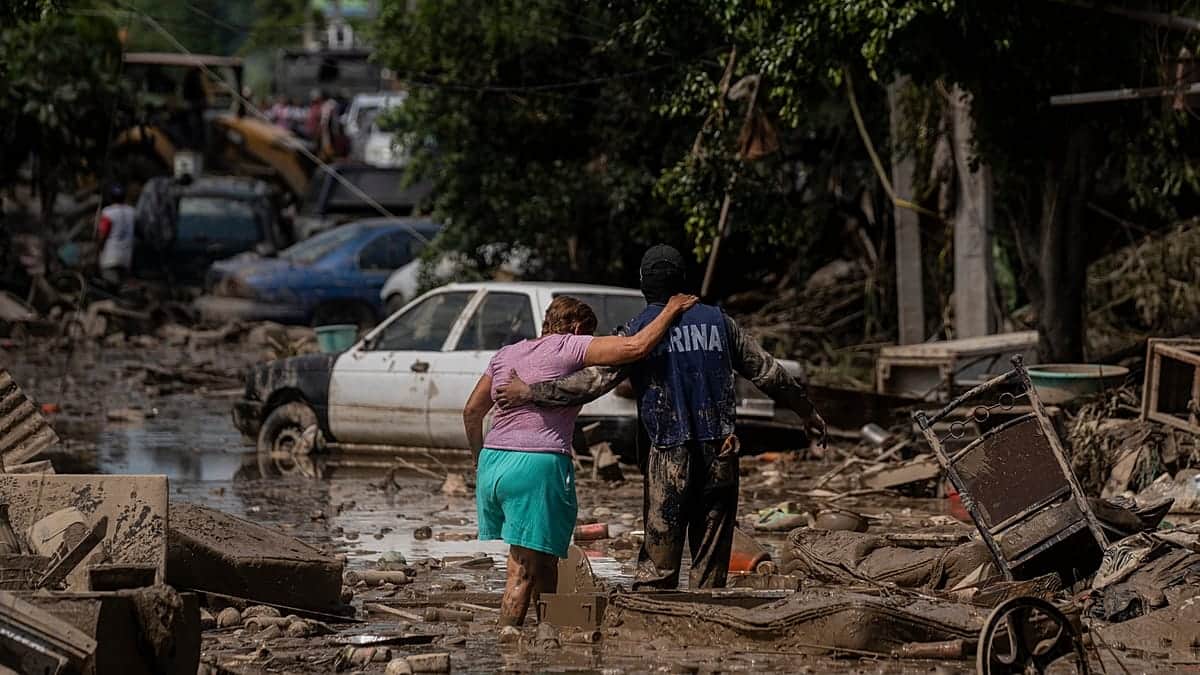 El huracán Polo provoca un fuerte oleaje en la costa del Pacífico mexicano