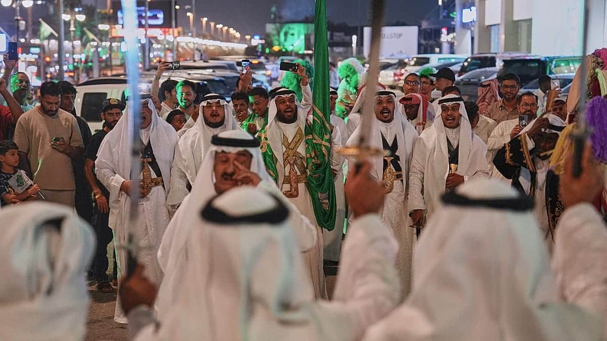 Multitudes celebran el Día Nacional saudí con banderas, actuaciones y desfile militar