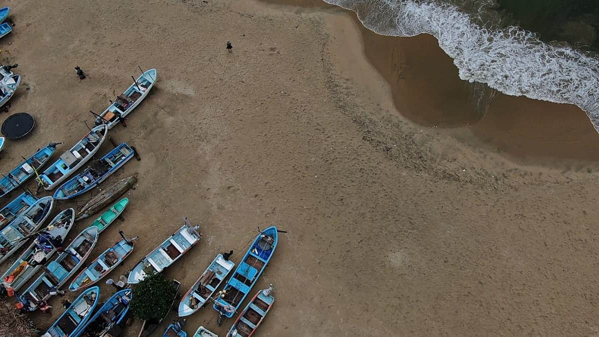 Vecinos de Acapulco luchan contra el oleaje para salvar una lancha durante el huracán Polo