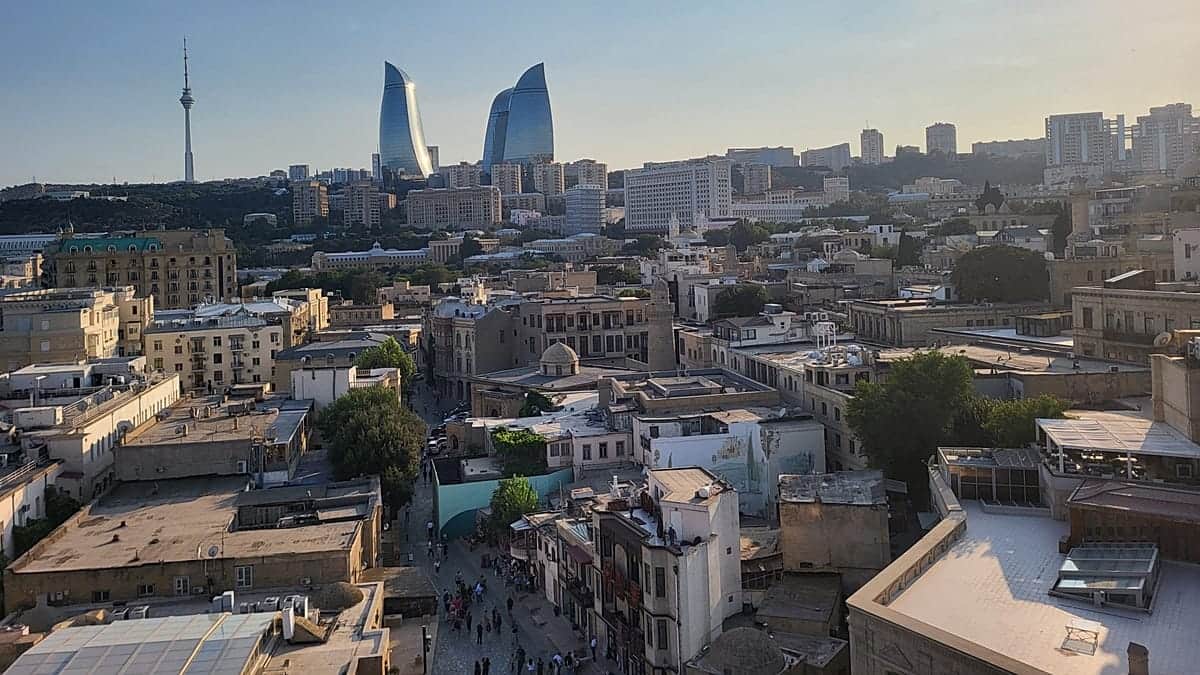 Francia anuncia el inicio de la normalización de relaciones con Azerbaiyán tras la liberación de un empresario