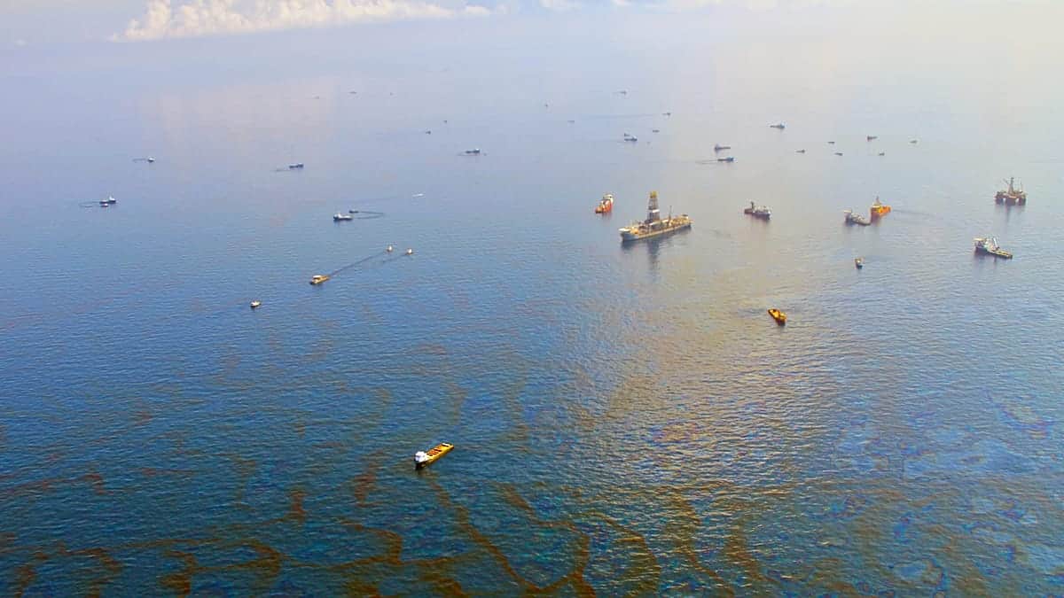 Un nuevo mapa muestra cómo las manchas de petróleo ahogan los océanos, con un foco en Europa