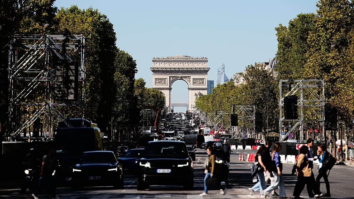 Retiran bicicletas y precintan calles mientras París recibe al papa León XIV