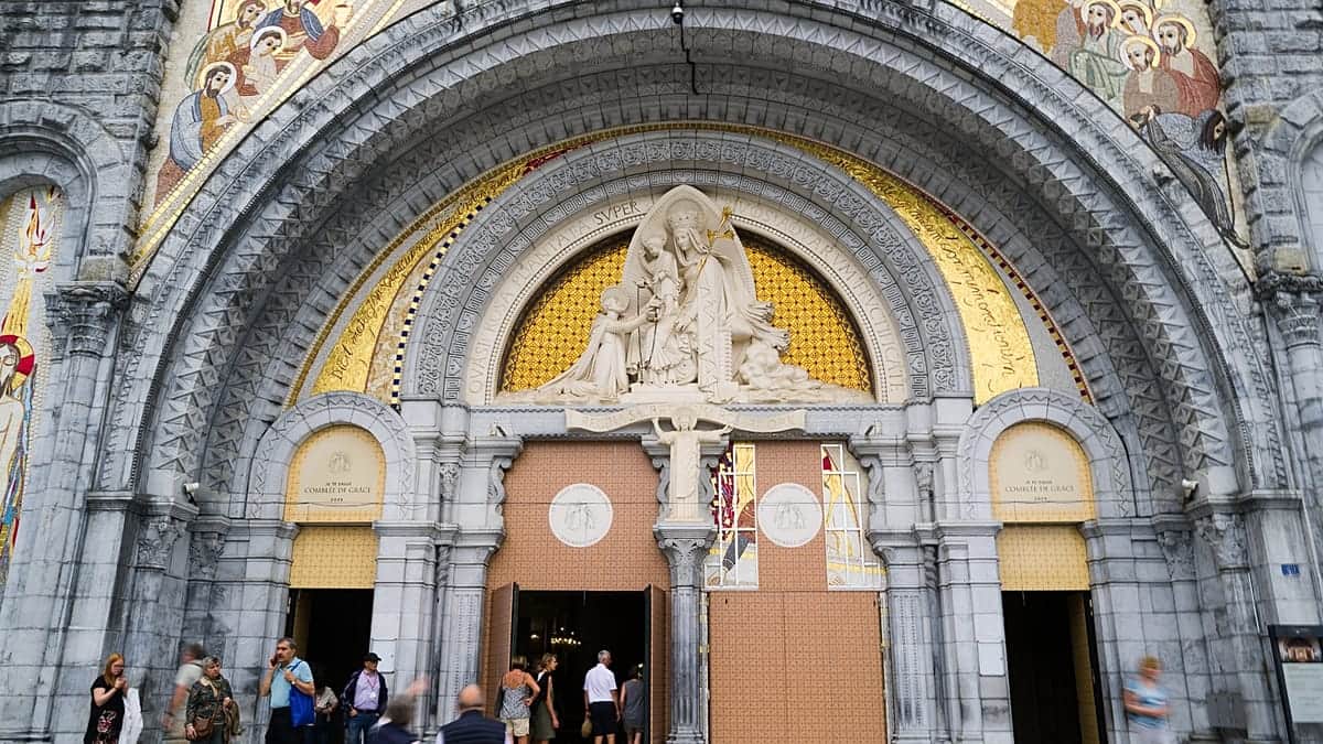 Los bautismos de adultos crecen un 28% en Francia en un año pese al retroceso del catolicismo