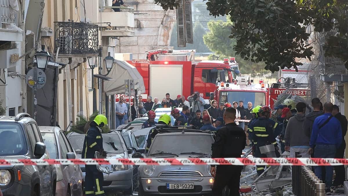 Explosión en el centro de Atenas: Se derrumba un edificio antiguo y rescatan a 2 mujeres