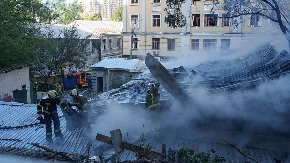 Un menor de 14 años muere y 17 personas resultan heridas tras un ataque ruso con drones en Kiev