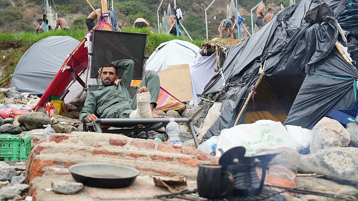 Muere un inmigrante en el asentamiento de la playa del Trampolín en Ceuta