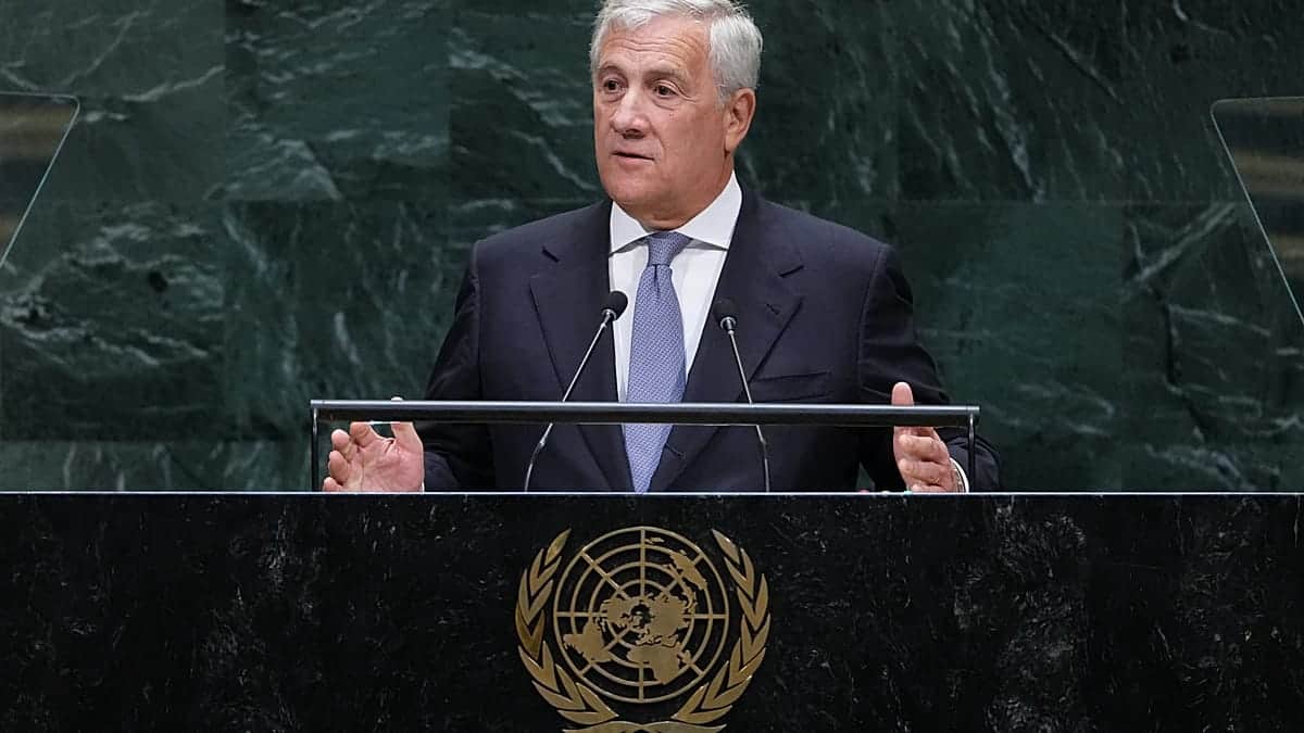 Tajani, en la polémica por las "faldas largas", blanco de memes y prensa internacional