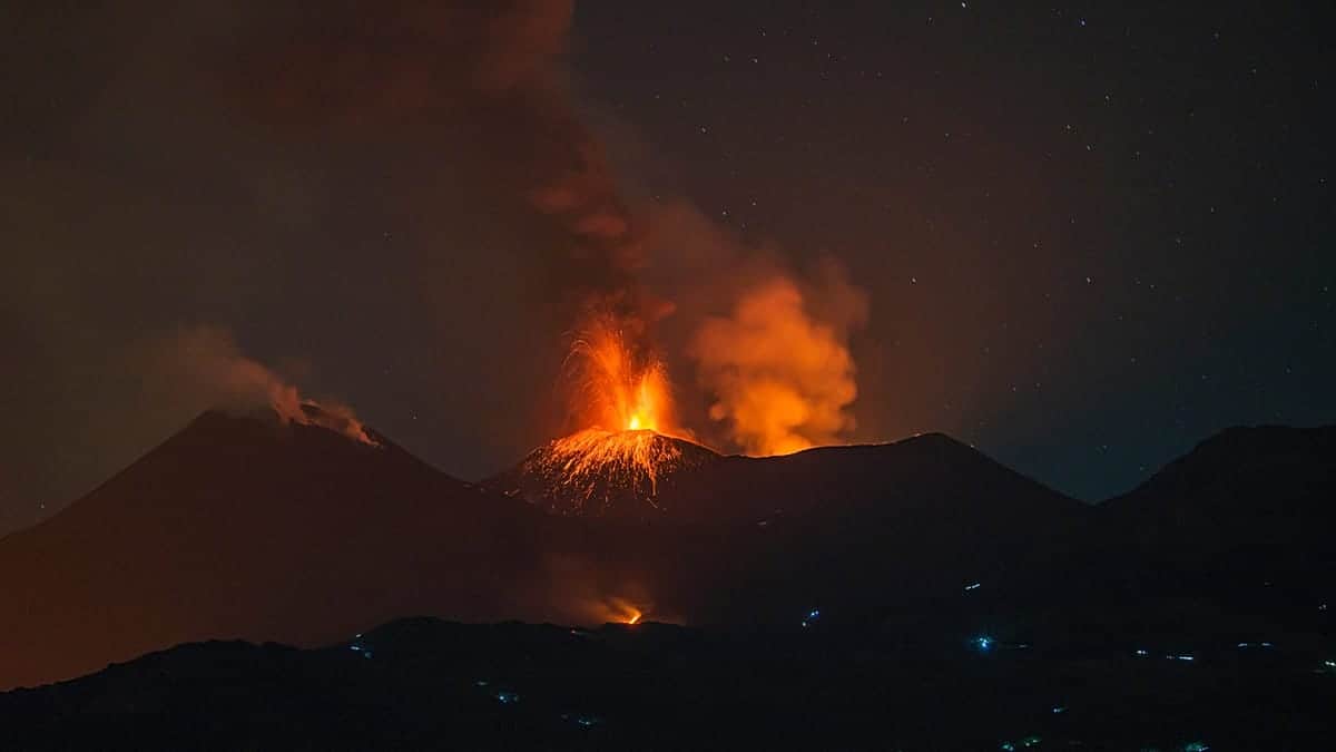 El Etna vuelve a erupcionar, caos en el aeropuerto de Catania