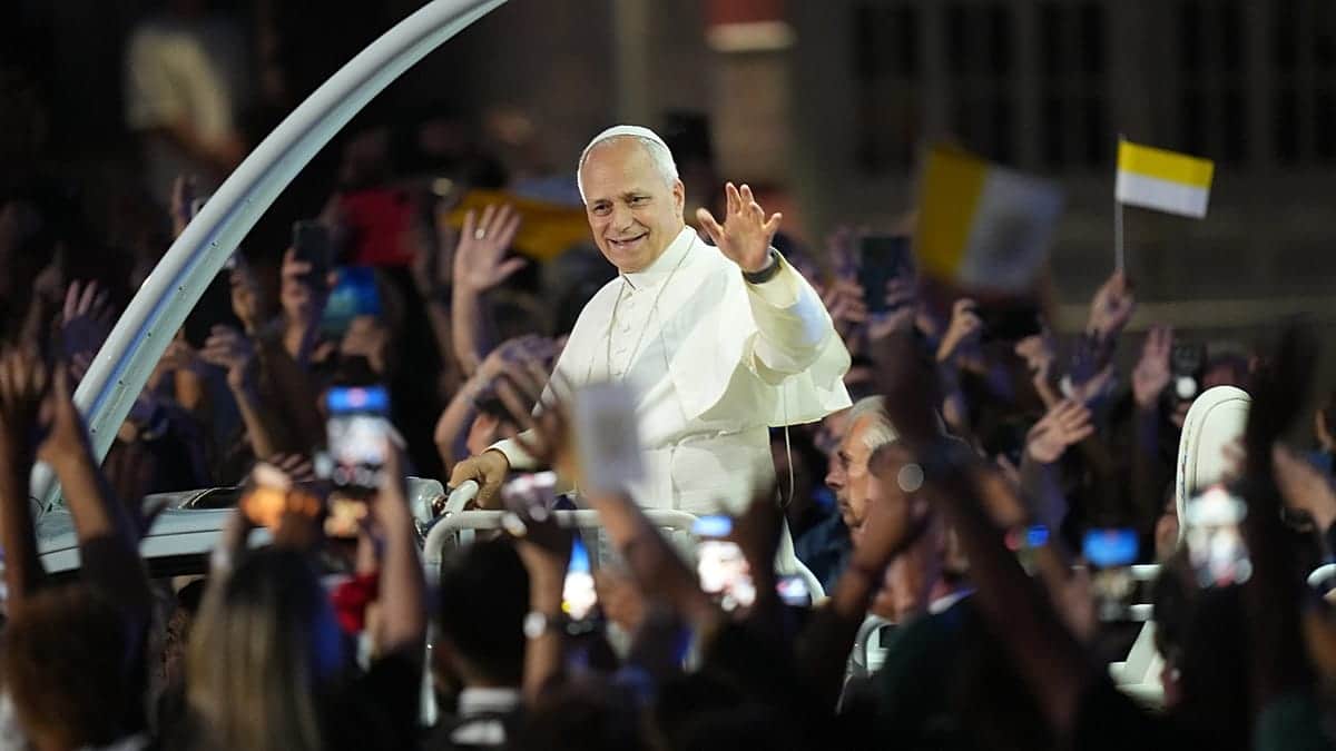 El papa León XIV congrega a 800.000 fieles en París antes de la emotiva peregrinación a Lourdes