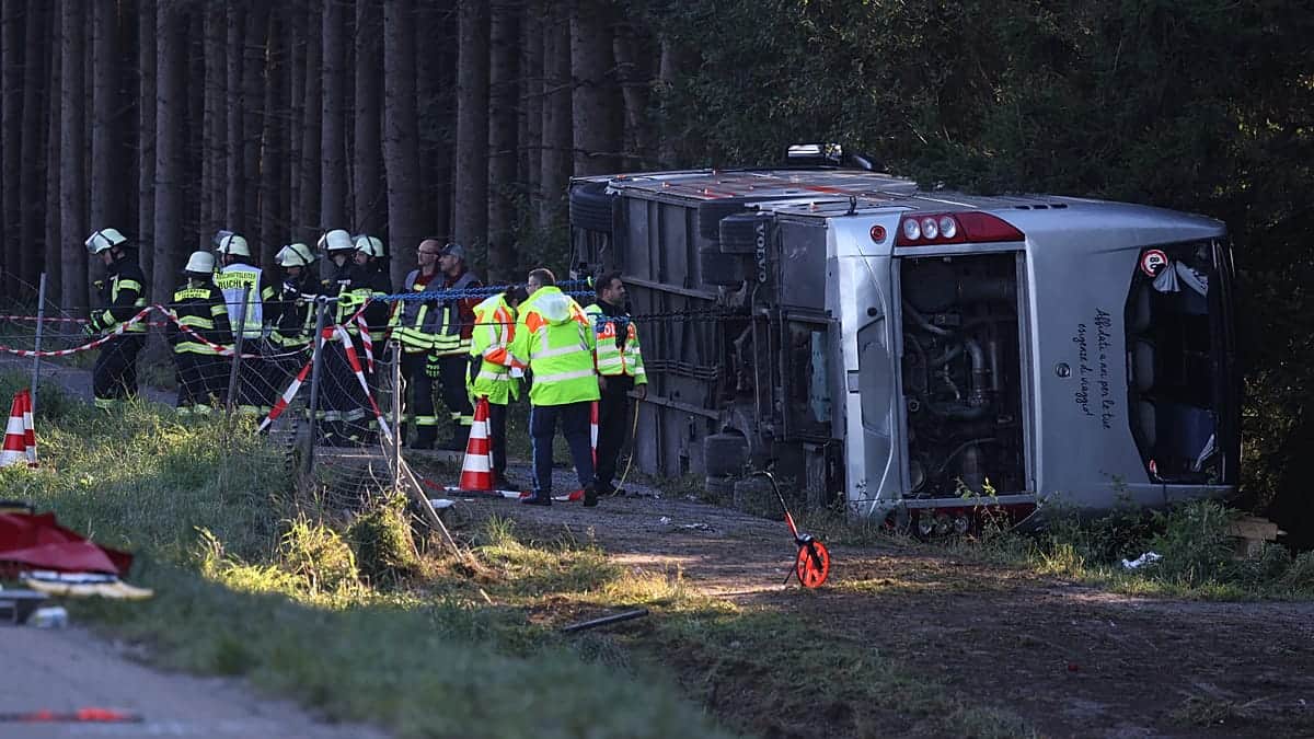 Al menos 2 muertos y 19 heridos tras volcar en Alemania un autobús de turistas que iba al Oktoberfest