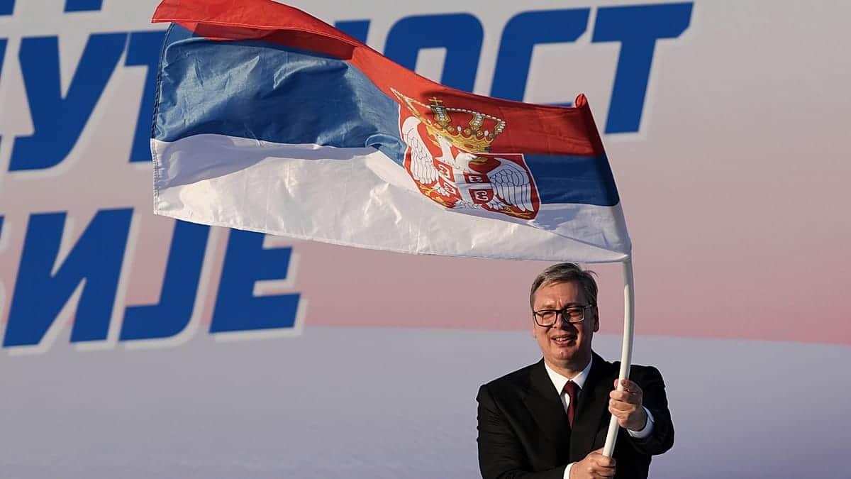 Vučić aspirará a convertirse en primer ministro tras dimitir como presidente de Serbia