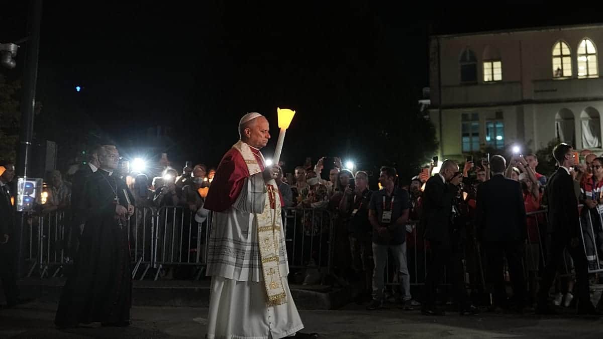 El papa reza el rosario a la luz de las velas en Lourdes, 150.000 en misa