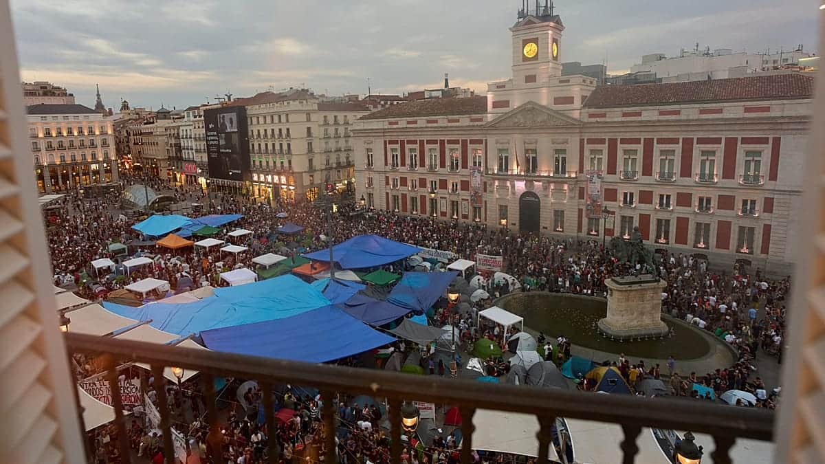La acampada en Sol entra en su tercer día mientras los socios negocian a contrarreloj el decreto de vivienda