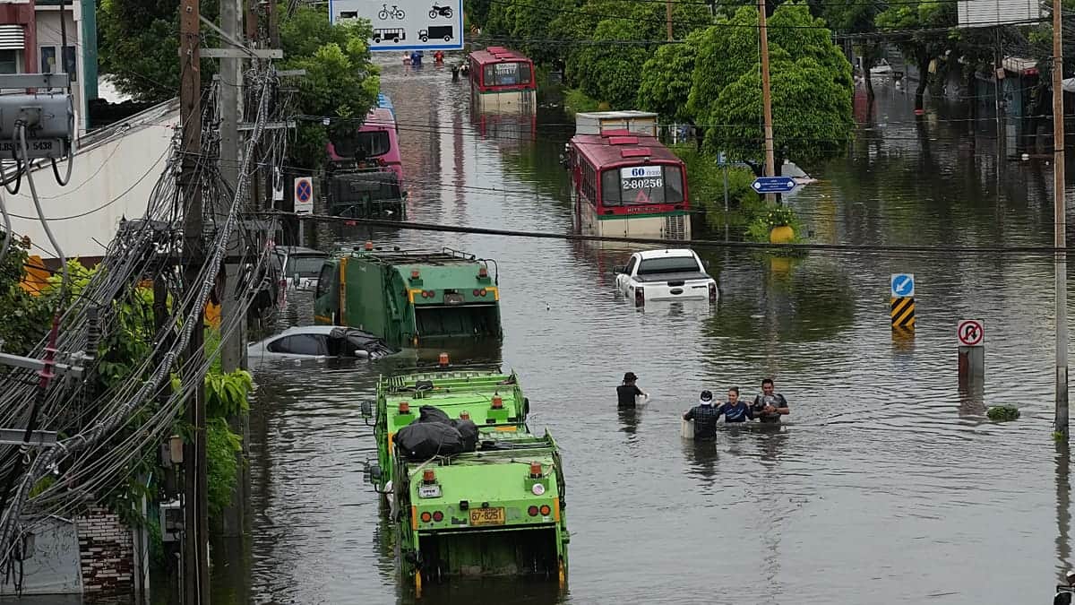 Las calles de Bangkok se vuelven canales tras días de lluvias que inundan la ciudad