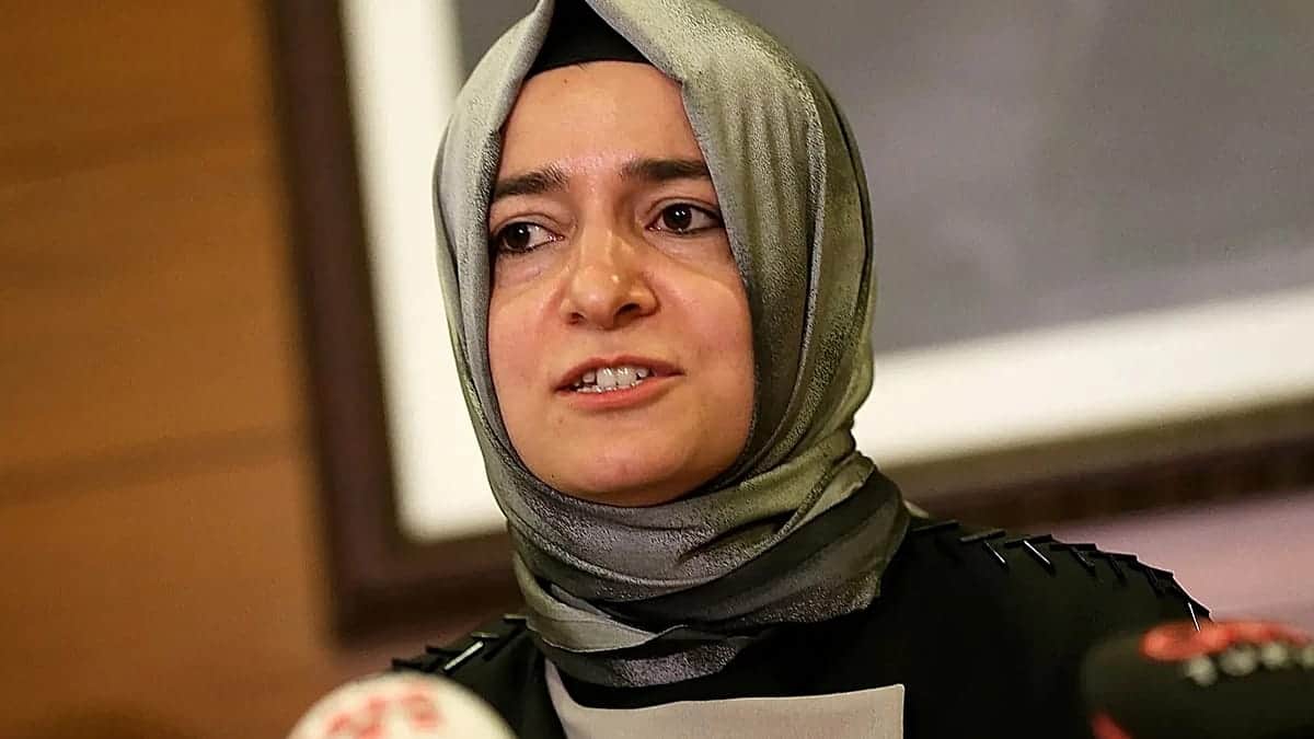 Turquía levanta el bloqueo de activos en fondos, dimite dirigente oficialista por venta de acciones