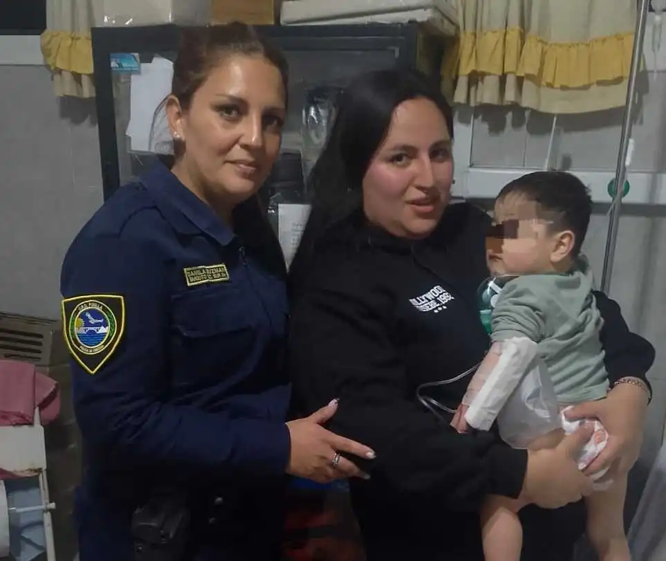 Una sargento realizó maniobras de Heimlich y salvó a un bebé de un año en Villa Carlos Paz