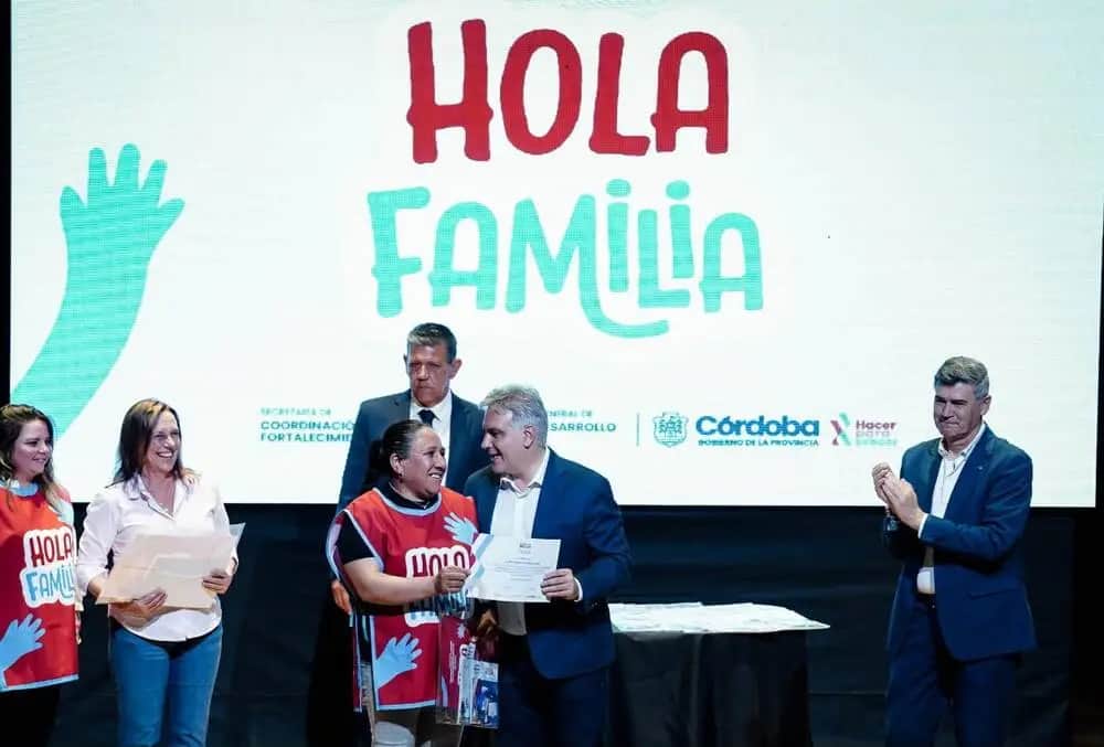 Llaryora presentó el programa de acompañamiento integral “Hola Familia”