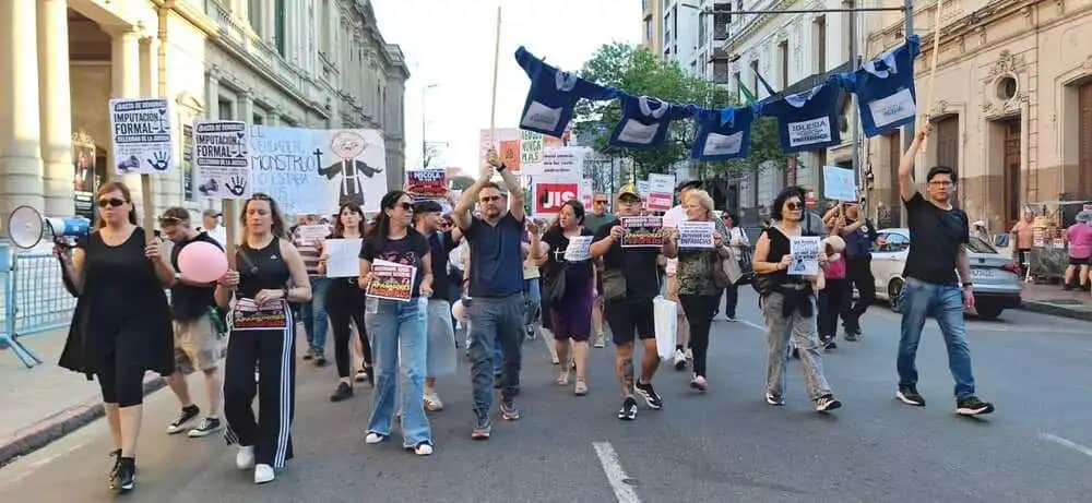 Marcha de los Pintorcitos: al grito de “encubridores”, el reclamo llegó a la Catedral y al Arzobispado de Córdoba