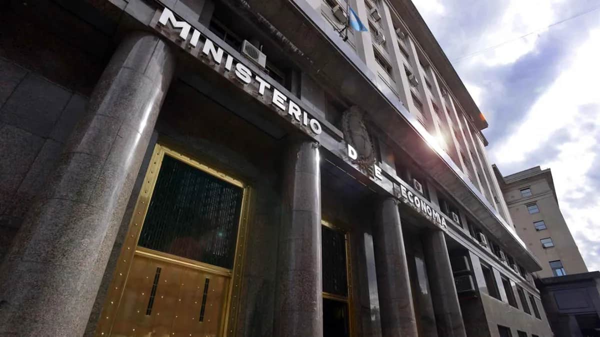 Motosierra: el Gobierno ajustó 8% el gasto público en agosto, con fuerte recorte de fondos a las provincias