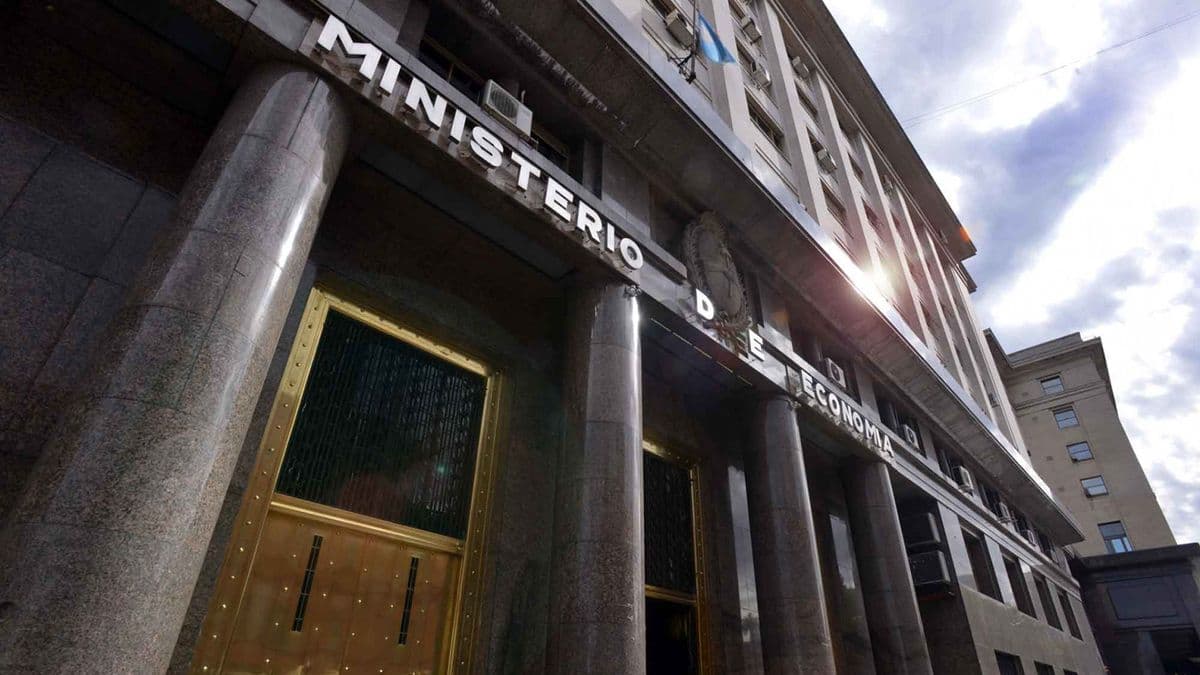 Deuda en pesos: Economía colocó títulos por $8,41 billones y logró un rollover del 103%