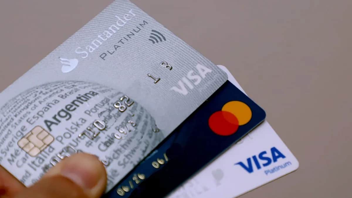 Baja el uso de tarjetas de crédito: el financiamiento cayó más de 10% en agosto ante la creciente morosidad