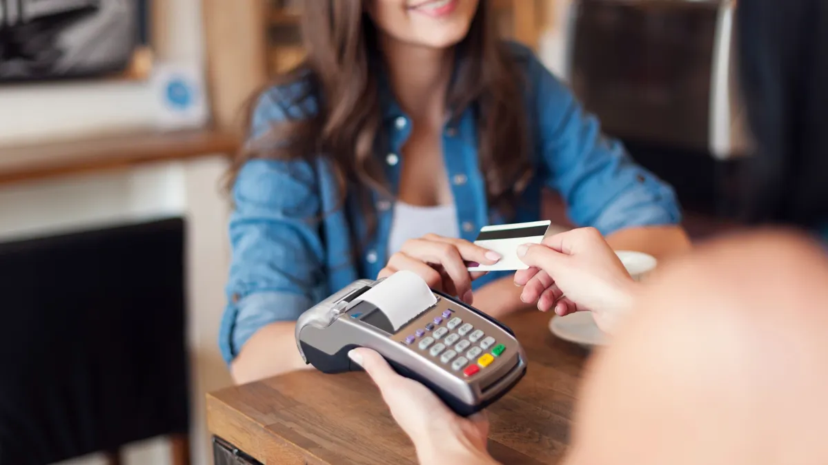 Pagar con tarjeta en dólares: qué trámites tenes que hacer en el banco antes de viajar
