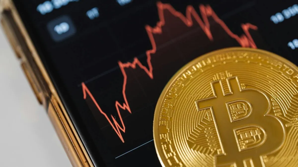 Bitcoin no logra extender el rally alcista y cae por debajo de los u$s77.000
