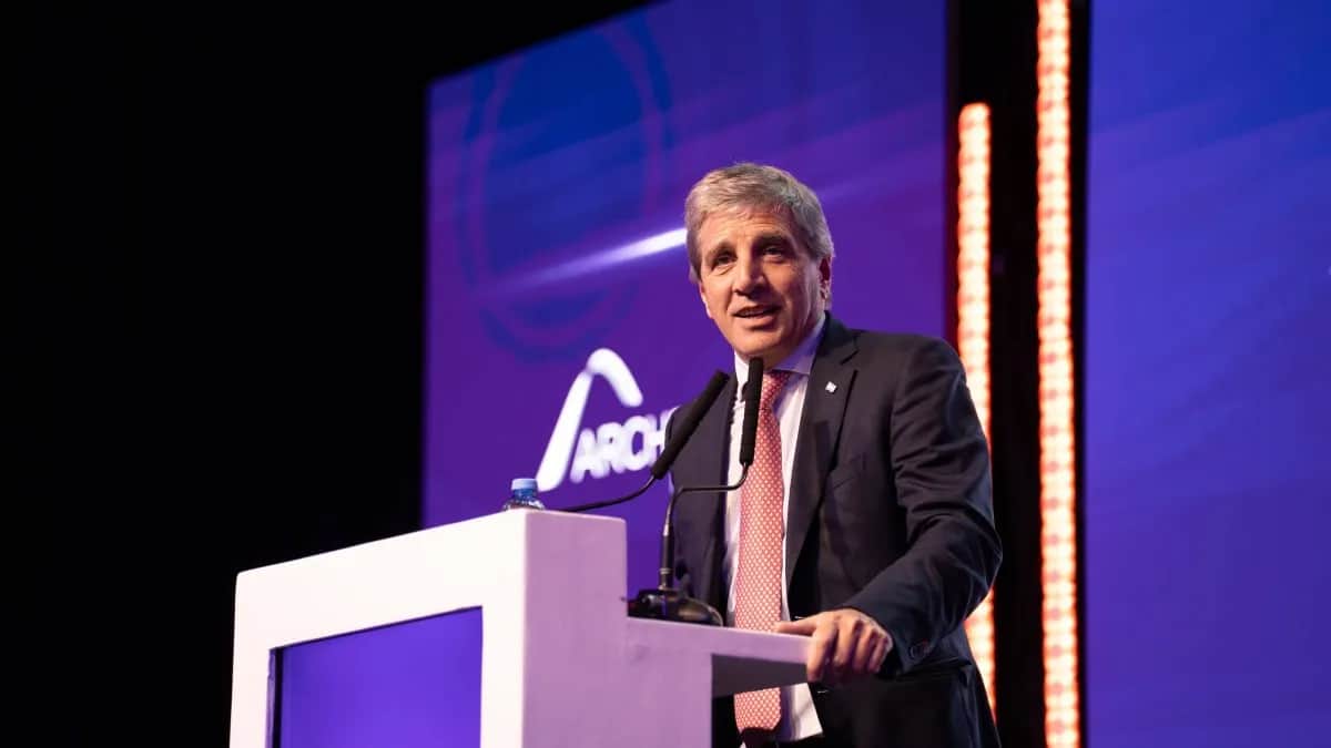 Luis Caputo contradijo a la UIA: "La mayoría de empresarios creen que tiene que haber cambio de modelo por más que sea difícil"