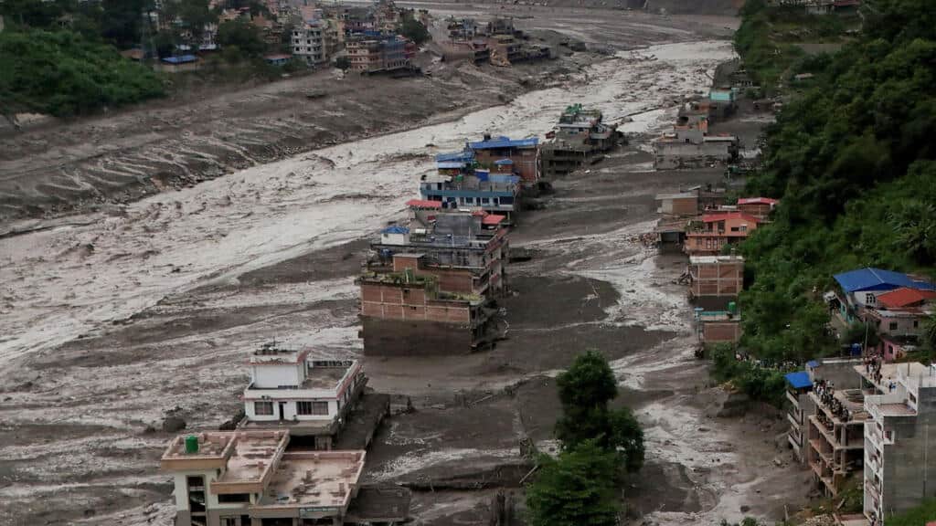 La enorme masa de agua y sedimentos que arrasó todo: impactantes imágenes de la avalancha en Nepal