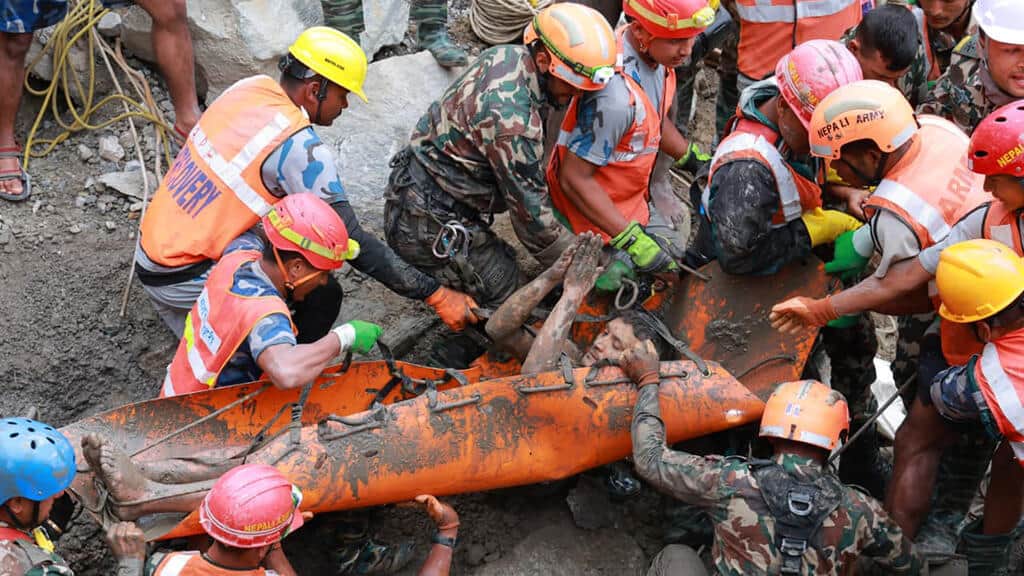 Milagroso rescate: así hallaron con vida a dos hombres, nueve días después de la riada en Nepal