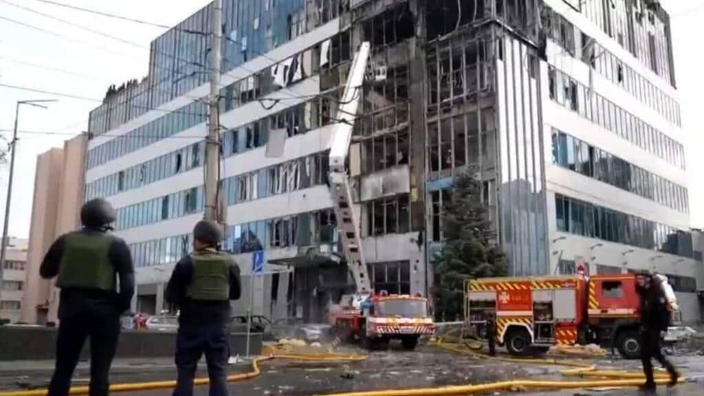 Drones rusos burlan sistema de interceptación ucraniano y alcanzan edificio residencial