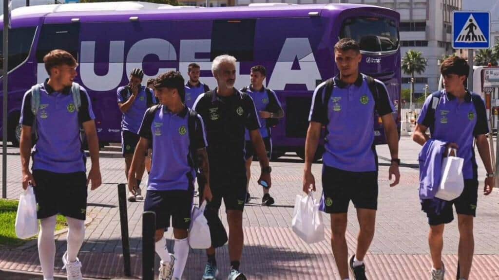 Ceuta: un adolescente cruzó a la España peninsular colgado bajo el autobús del Real Valladolid
