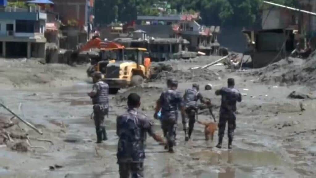 Ayuda humanitaria llega a Nepal en medio de emergencia por riada